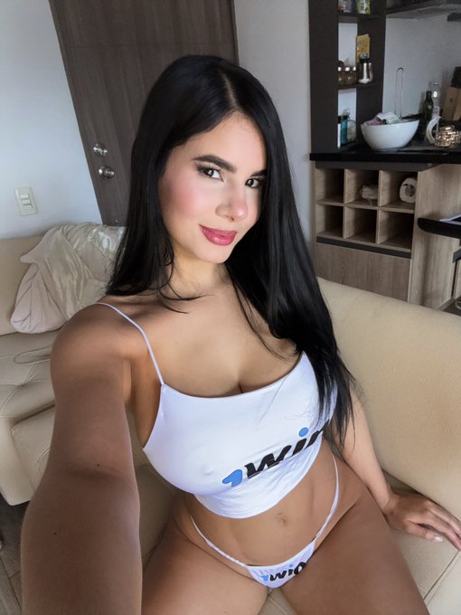 Watch Amanda Rabbit's leaked NSFW photo on TwXstars