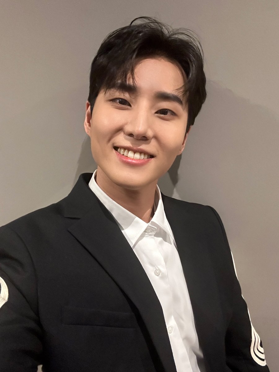 day6official's tweet photo. [ #DAY6_BEHIND ]

light up the fire🔥
light up the night🎇

걸스 온 파이어와 함께라
뜨거웠던 한 페이지였어요!

#DAY6 #데이식스
#YoungK #영케이
#JTBC #걸스온파이어 https://t.co/WGaEeYoUeP