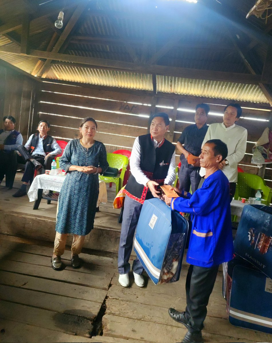 pooza_sonam's tweet photo. #Honble Advisor Agri, Horti, AH&Vety, Fisheries Sri Talem Taboh at Kerang 1 village #Met fire victims, distributed relief items and gave word f advise about Dos and Don'ts to prevent fire incidents. https://t.co/wrGK6CNkEU