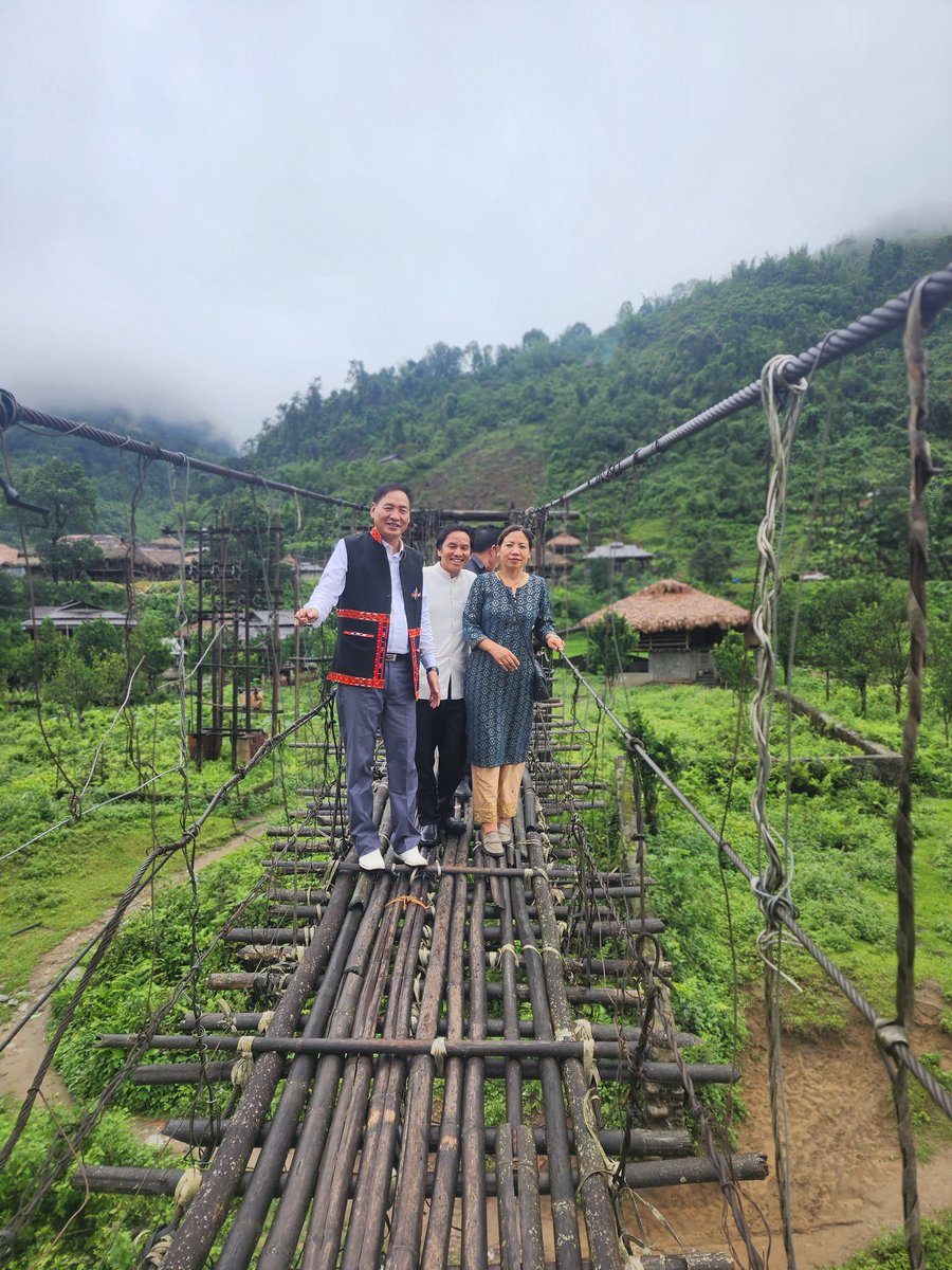 pooza_sonam's tweet photo. #Honble Advisor Agri, Horti, AH&Vety, Fisheries Sri Talem Taboh at Kerang 1 village #Met fire victims, distributed relief items and gave word f advise about Dos and Don'ts to prevent fire incidents. https://t.co/wrGK6CNkEU