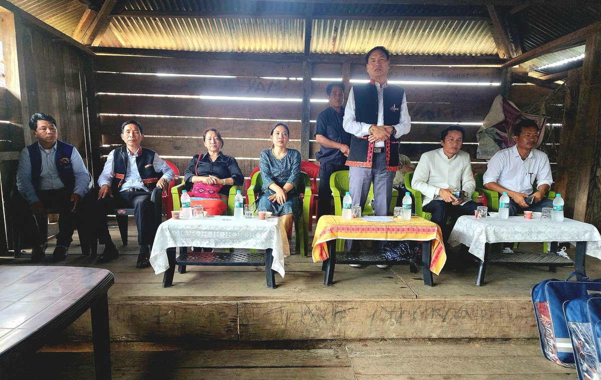 pooza_sonam's tweet photo. #Honble Advisor Agri, Horti, AH&Vety, Fisheries Sri Talem Taboh at Kerang 1 village #Met fire victims, distributed relief items and gave word f advise about Dos and Don'ts to prevent fire incidents. https://t.co/wrGK6CNkEU