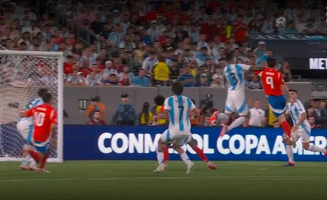 JuliAndres68's tweet photo. Así cualquiera es campeon po, Argentina sin el arbitraje comprado No es nada.  #VamosChile #Chile #CopaAmérica2024 https://t.co/6AE9YC5mah