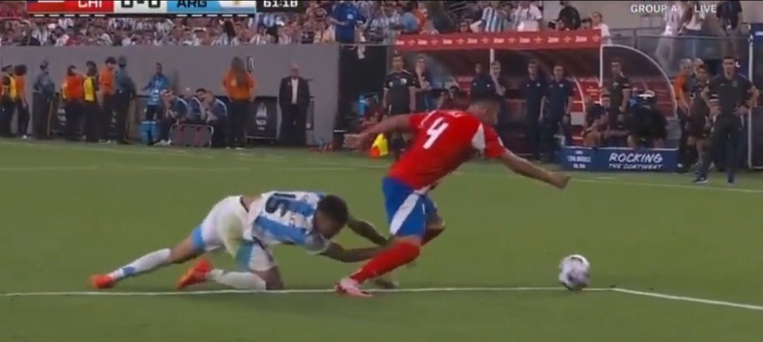 JuliAndres68's tweet photo. Así cualquiera es campeon po, Argentina sin el arbitraje comprado No es nada.  #VamosChile #Chile #CopaAmérica2024 https://t.co/6AE9YC5mah