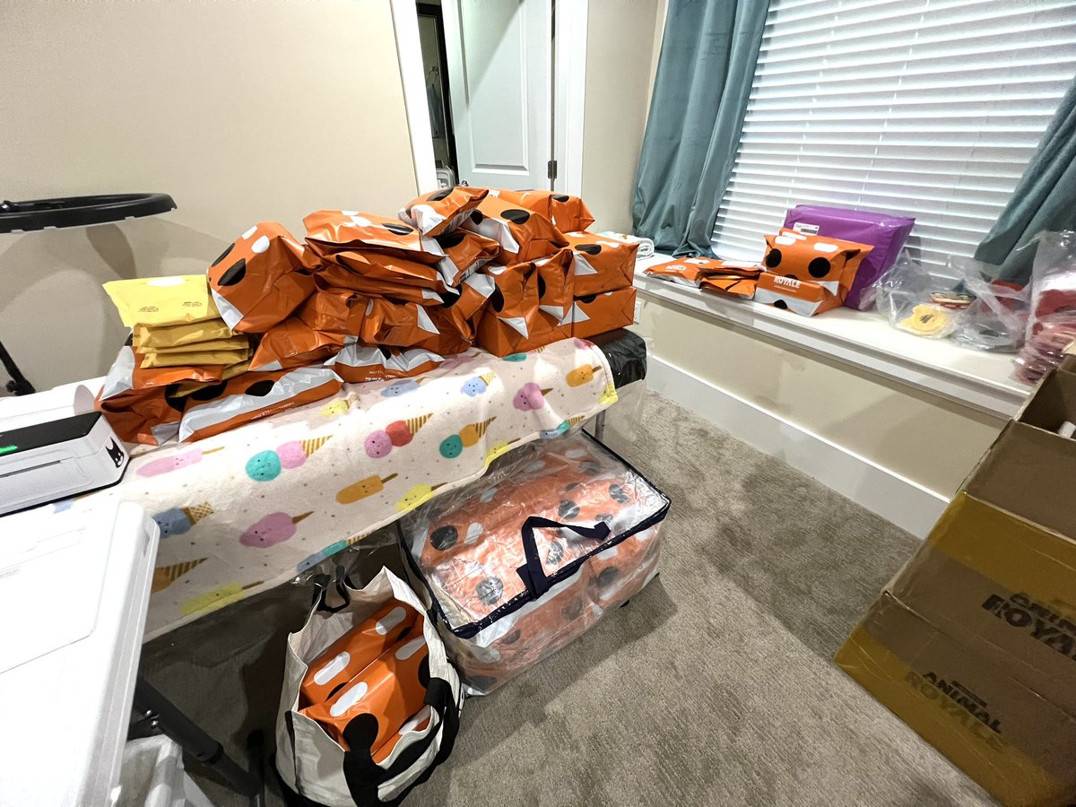 P r o g r e s s . . .

I’m paaackiiiinggg~~

(To all the polite and patient people waiting on your orders, thank you so much for your understanding, patience, and support!!)