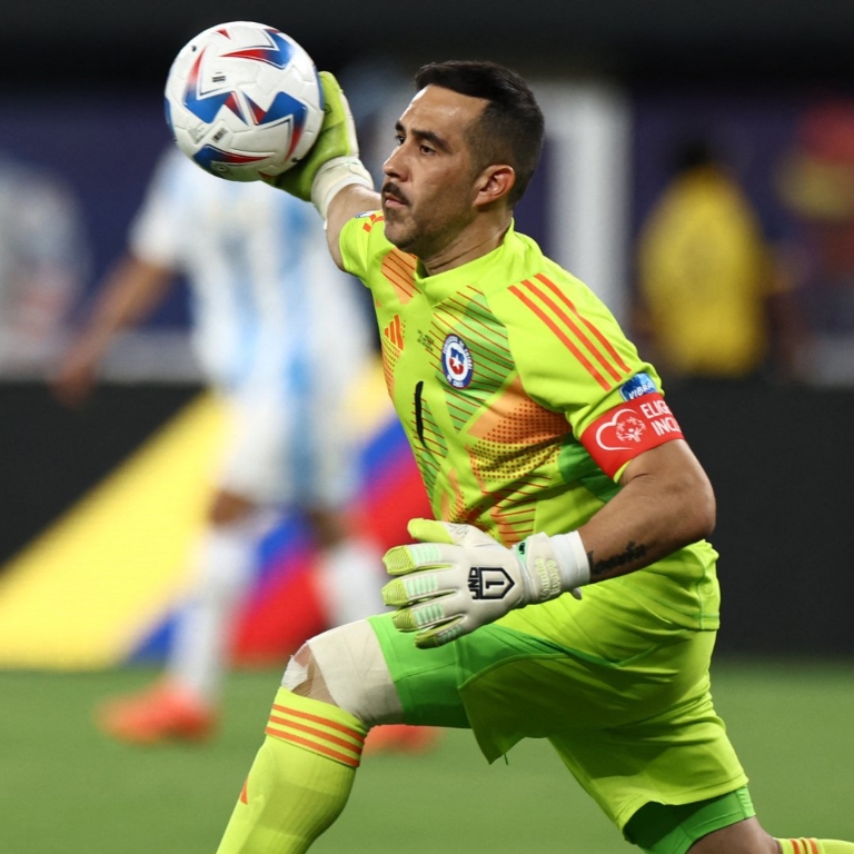 InvictosSomos's tweet image. Si hoy Argentina no ganó por una ventaja más cómoda fue debido al PARTIDAZO de este SEÑORÓN. ¿Qué sentido tiene lo que sigue atajando Don Claudio Bravo a sus 41 años de edad? Todos de pie ante el eterno guardián de Chile. PORTERO ABSOLUTAMENTE LEGENDARIO.