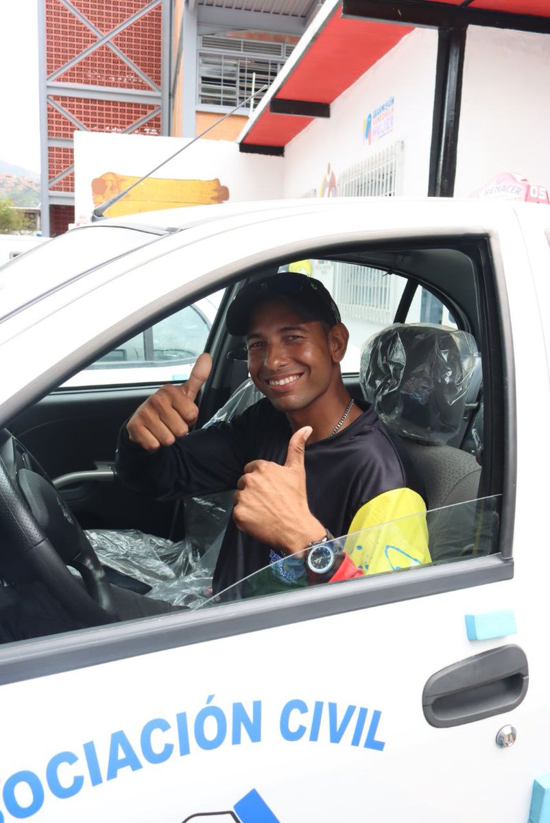 _ColosalRed_'s tweet photo. La 🅰️lcaldesa @gestionperfecta en nombre Pdte.@NicolasMaduro
hizo entrega de 10 vehículos a la línea de transporte Renacer, en Mamera, pquia Antímano, trabajar por el bienestar del pueblo  ha ordenado el Jefe de Estado.

#LoQueDigaNico #oriele #sergetti #perletti #poupettekenza https://t.co/0daaTk2SgI