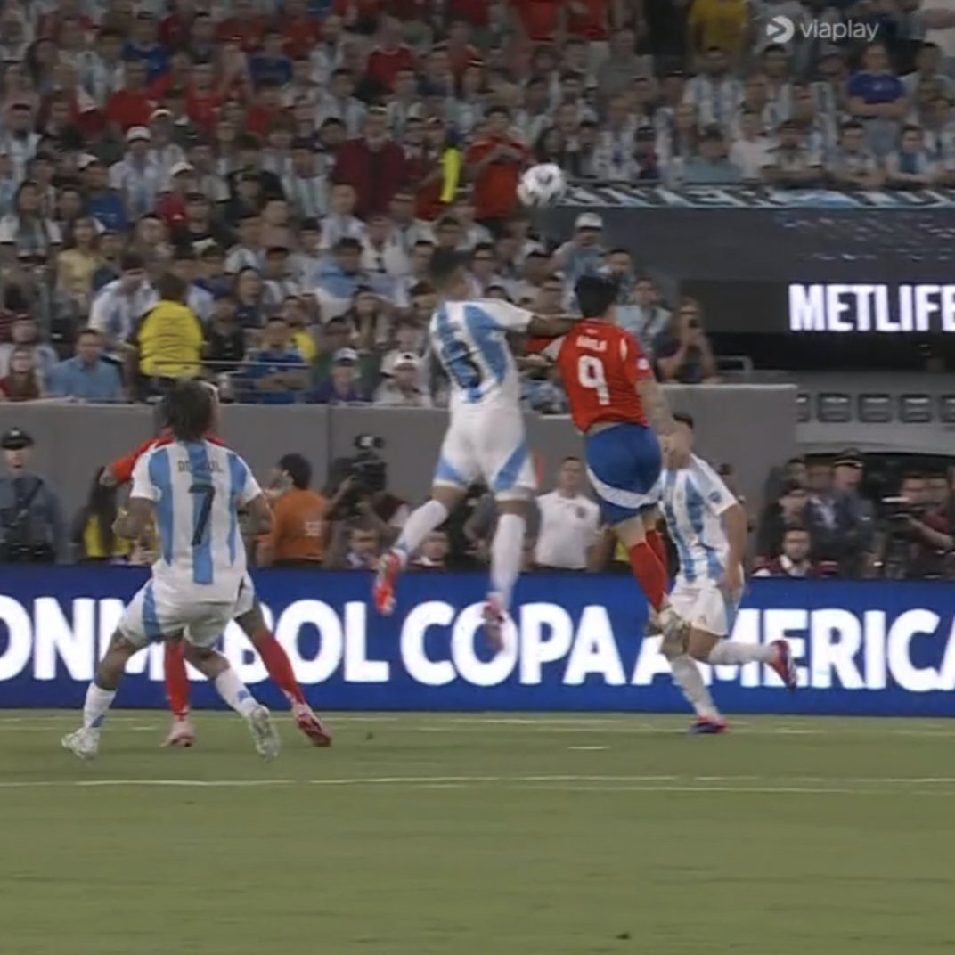 Celebra toda argentina y la Conmebol.... ROBO!!!! Chile pierde por la cuenta mínima ante los ladrones, perdón Argentina. #VamosChile #CopaAmérica