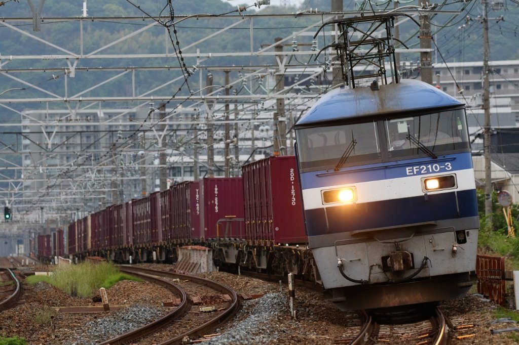 kuuyosinkairosu's tweet photo. 2024/5/23 JR京都線より
EF510-15号機〈富山〉(遅3093レ?)
EF510-21号機〈富山〉(4081レ)
EE210-346号機〈新鶴見〉(1058レ)
EE210-3号機〈岡山〉(8052レ)
定期貨物も大事な記録と重視し、来たら撮影するようにしております。
#EE210 #EF510 https://t.co/xzKHWskAMW