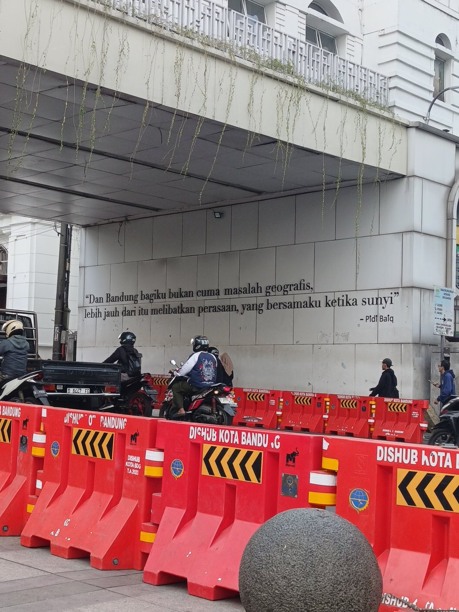 oissyah's tweet photo. Lebih jauh dari itu, soalnya suami saya itu akamsi. Alias made in bandung, lebih tepatnya di Cicaheum 🤣

Yeu ini baru namanya mudik 🙈 https://t.co/EbKYAhM8jY