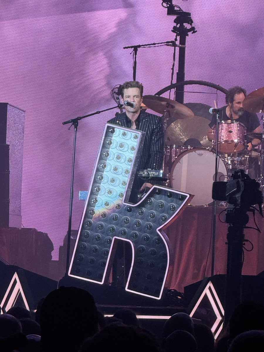 st_ua_rt's tweet photo. Saw a band called The Killers tonight. Definitely one to look out for in the future. They’re going to be big! #dadpost https://t.co/KFRbOeU2HZ