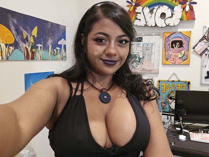 Happy Titty Tuesday!! 🖤  ~flashing u on my 0f ;) https://t.co/5vI1ve58kx