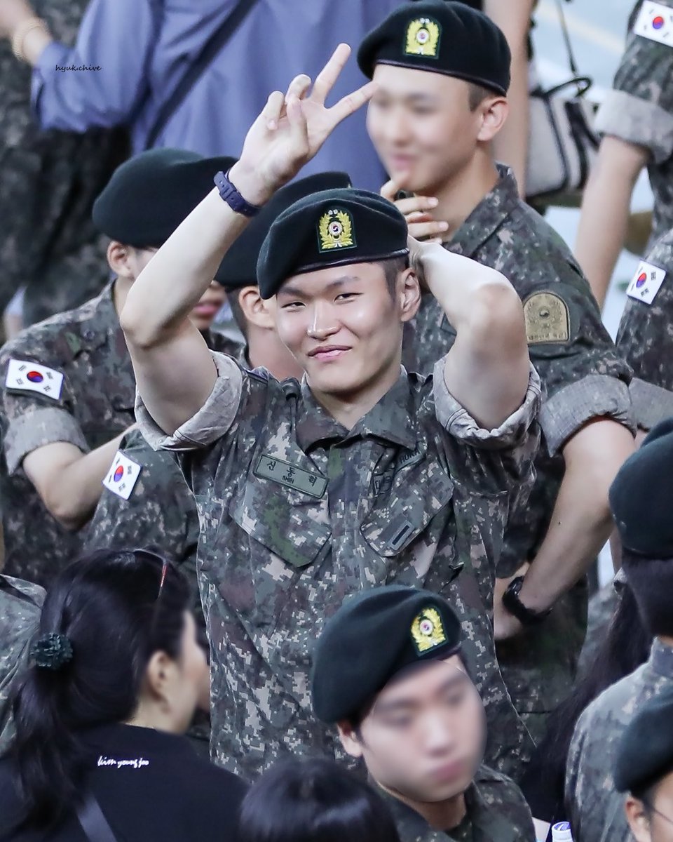 _go_pic's tweet image. 수료식 행사 끝나자마자 싱글벙글 ✌🏻
완전 귀엽잖아!!!!!!!!!!!!!!!!!!!!!!!!!!!!!!!!!

#서울삼성 #국군체육부대 #신동혁