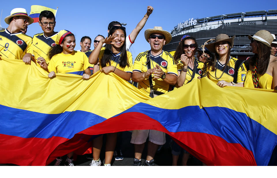 ¡Inició la #CopaAmérica y la #EuroCopa!⚽
Miles de hinchas alrededor del mundo están reunidos para apoyar a sus selecciones y vivir juntos la pasión del fútbol en #paz🕊.

Sin embargo, no siempre ha sido así. Por eso #Colombia ha implementado el #BarrismoSocial, acá te contamos🧵