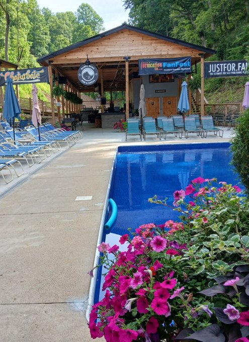 Thanks to Chaturbate and JustForFans for sponsoring Fornication content creators weekend!  Huge crowd