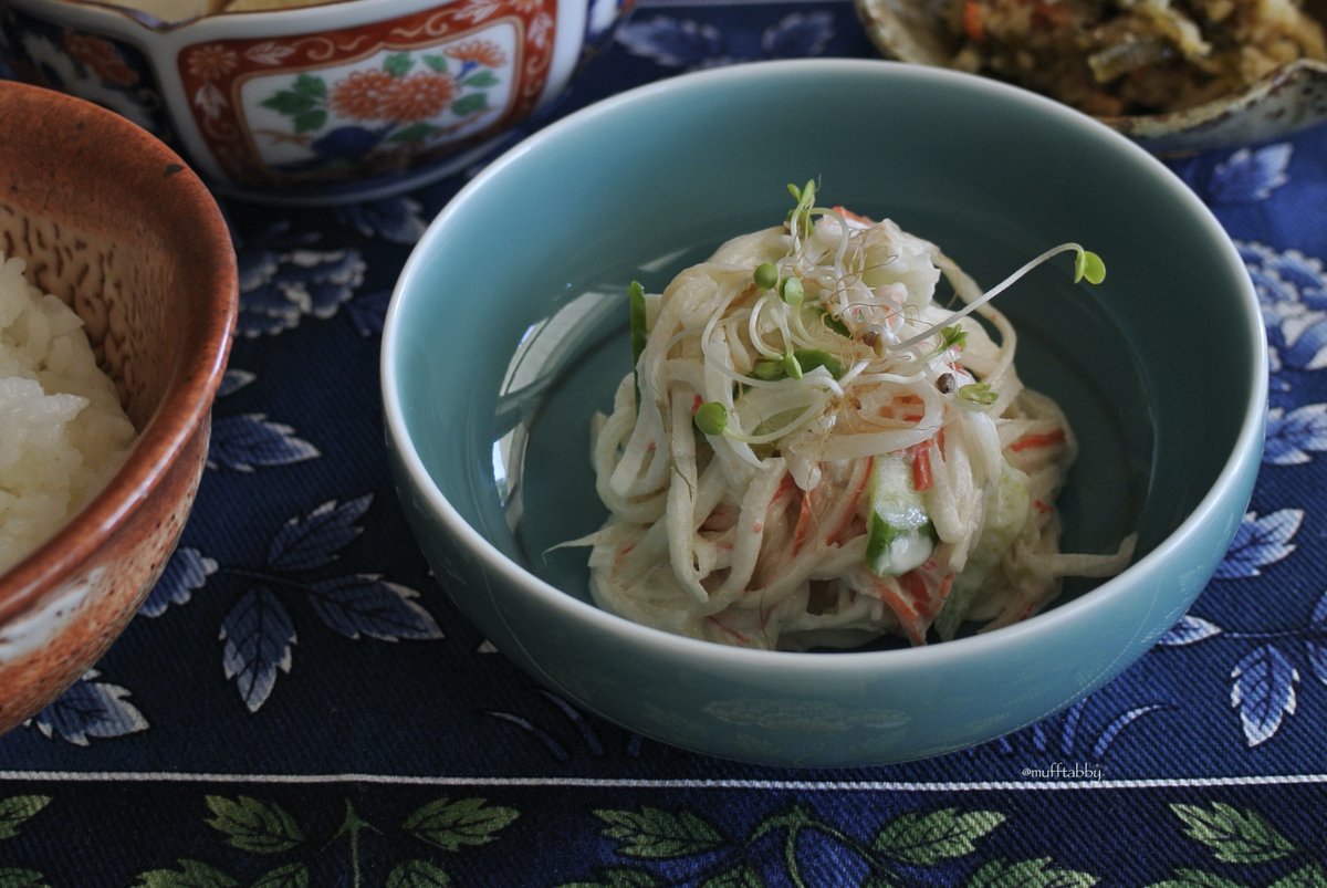 mufftabby's tweet image. 初めて育てた青じそのスプラウト。
発芽するかわからなかったので少量を。
種を浸水した日も含めて14日めです。
オニオンや白菜などスプラウトがもとの野菜の香りがするので期待しましたが普通のもやしの匂いしかしませんでした。
隣は浸水して4日めのブロッコリースプラウト。
#Sprouting #Sprouts