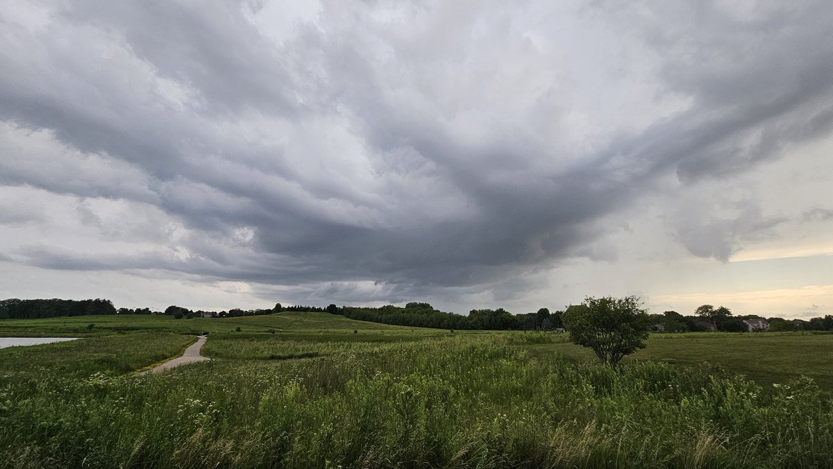 dbrown3137's tweet photo. In coming storm ##ilwx https://t.co/962O8TgXBQ