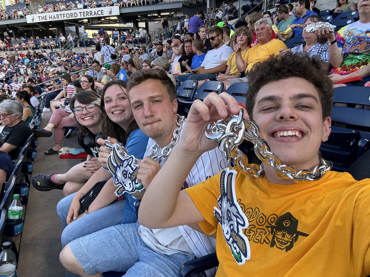 4nimalistic's tweet photo. #nogoatsnoglory #hartfordyardgoats https://t.co/W2ee9I1fs0