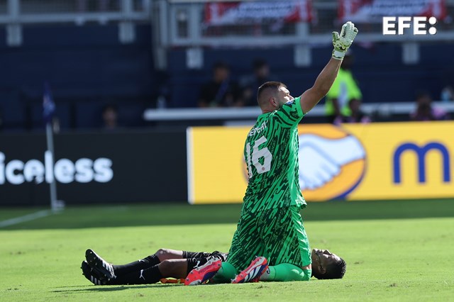 COPA AMÉRICA | El segundo asistente arbitral, Humberto Panjoj, se desmaya antes del fin del primer tiempo en el partido Perú-Canadá, debido a causas desconocidas y en medio de un calor de 40 grados celcius en el Children's Mercy Park. #CA2024

📸 William Purnell
