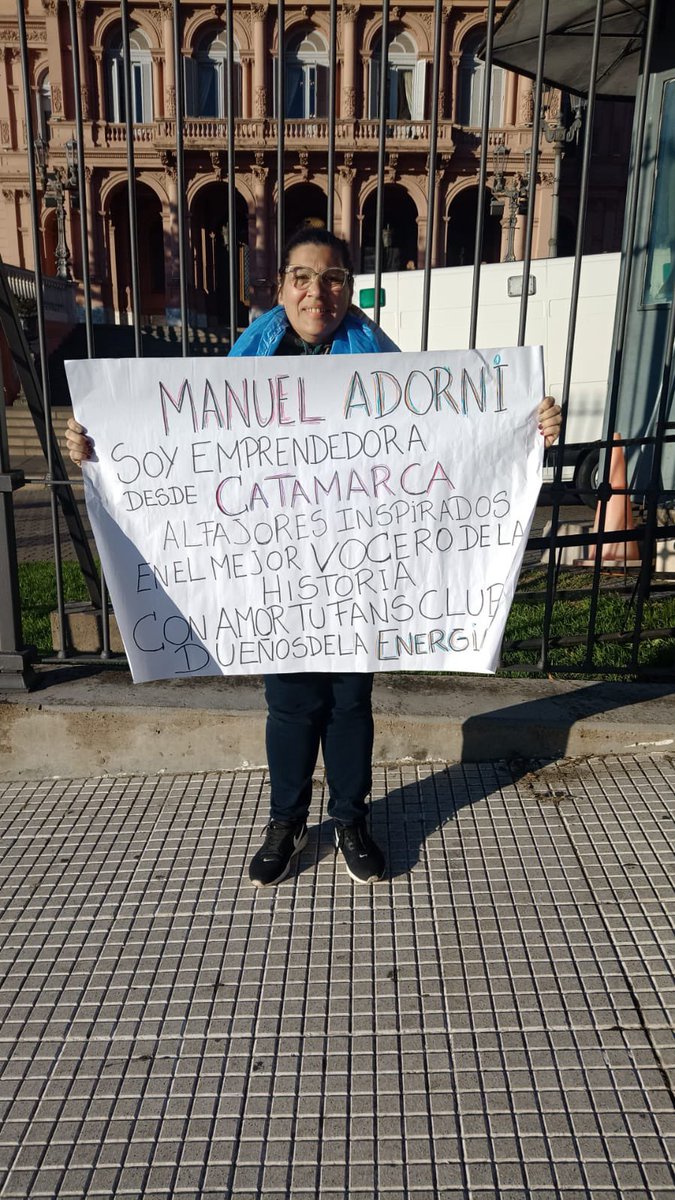 Después nos preguntamos el motivo por el cual un enfermo desquiciado llegó a ser presidente. Si Manuel Adorni tiene un Club de fans, no es tan ilógico que el cojehermana sea presidente...