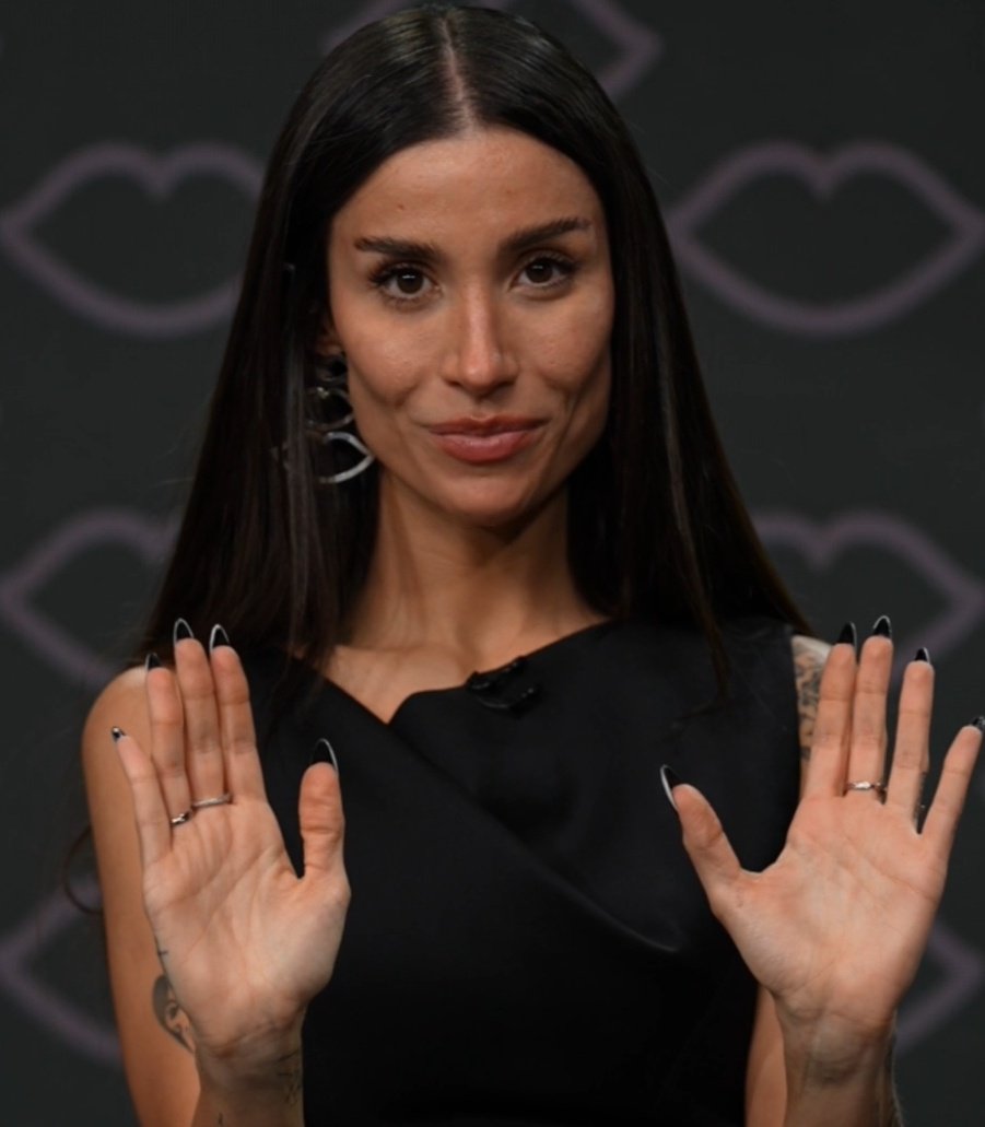 ALFINETEI's tweet photo. 🚨VEJA: Em menos de 1 hora de live, Bianca Andrade vendeu mais de 2 milhões de reais em produtos. Os tons das bases estão esgotando. Boca Rosa é sucesso! 

#BocaRosaAoVivo https://t.co/ai9vVCaQLC