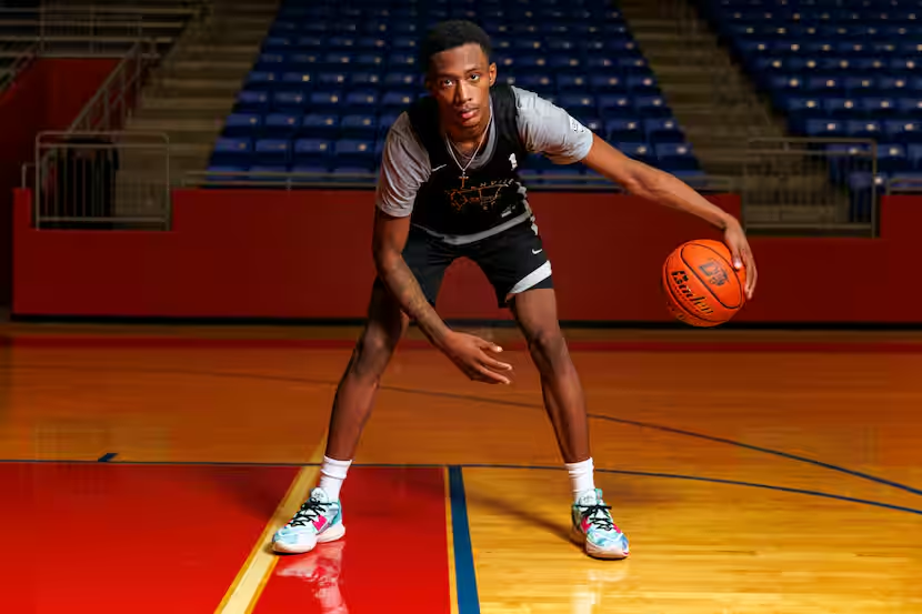 SportsDayHS's tweet image. Where will Ron Holland play next? 🤔

As Holland's #NBADraft moment nears, here's something he can count on: Duncanville has his back. 

“Ron’s just not a former player,” David Peavy said. “He’s definitely family.” 💙❤️

More from @McFarland_Shawn: 
dallasnews.com/high-school-sp…