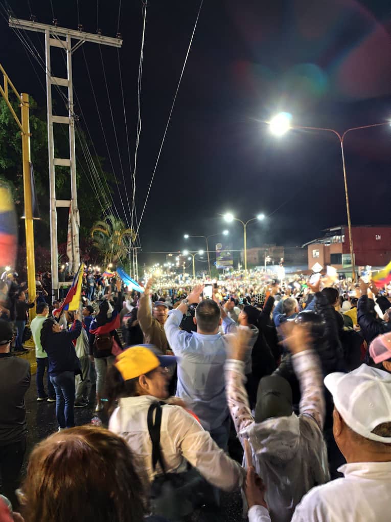 #25Jun...La líder opositora <a href="/MariaCorinaYA/">María Corina Machado</a> llegó al viaducto Campo Elías de #Mérida bajo una fuerte lluvia que no ha sido impedimento para que miles de merideños le acompañaran en su mitin