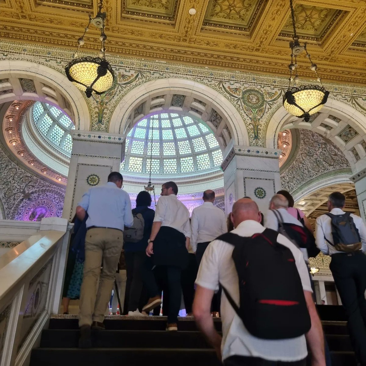 La journée se termine avec une visite dans #TheLoop à #Chicago. Nous avons exploré l'histoire économique &amp; sociale de la ville via son architecture emblématique avec Marie-Pierre RONDEAU. Elle a montré comment les bâtiments historiques &amp; modernes racontent l'évolution de Chicago.