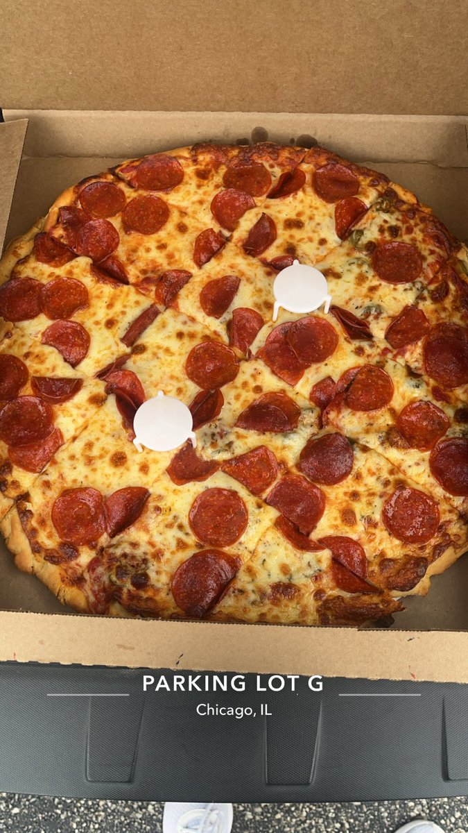 _joseds93's tweet photo. When you don’t wanna grill out gotta take a pizza to the tailgate. #FalcosPizza #LotG #DodgersWhiteSox  @chrisbleck @AdamAAbdalla https://t.co/8weXh9S0Mq
