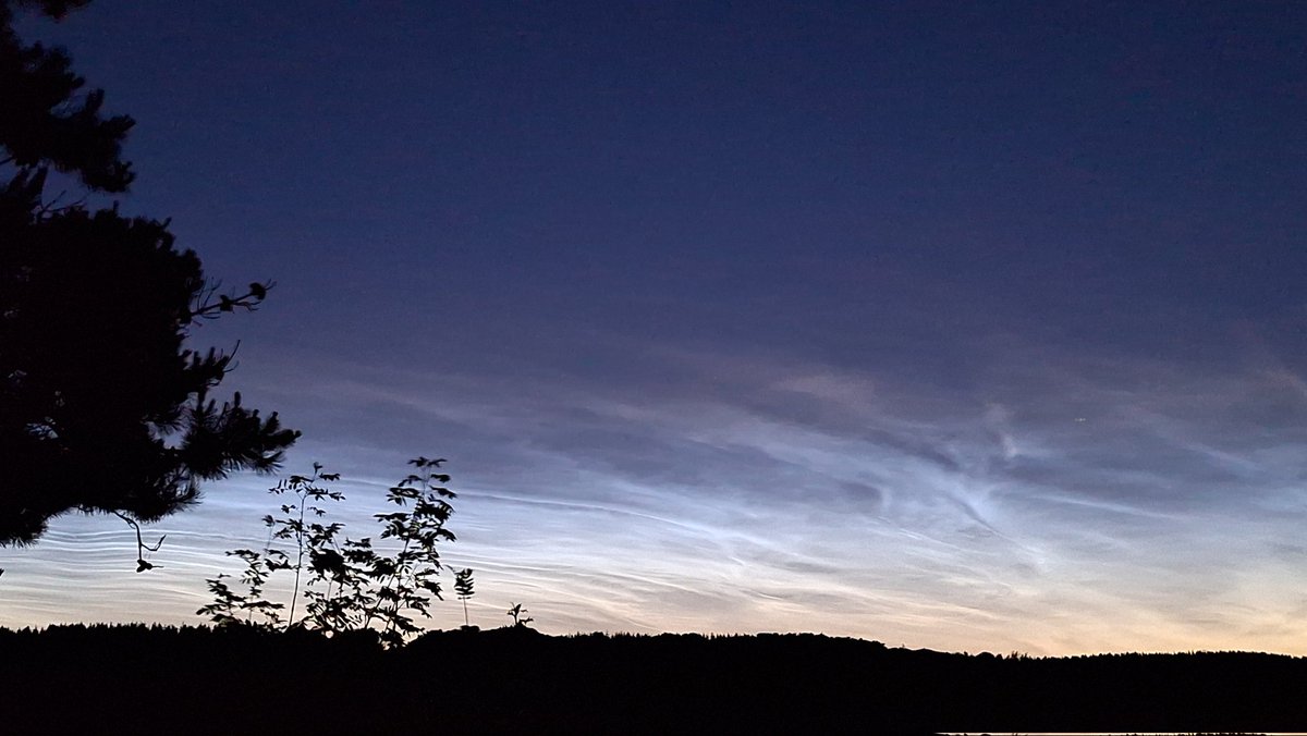 Major Noctilucent cloud display in #Donegal tonight. Electric blue tendrils spreading across the northern sky. Our skies are beautiful 24/7!