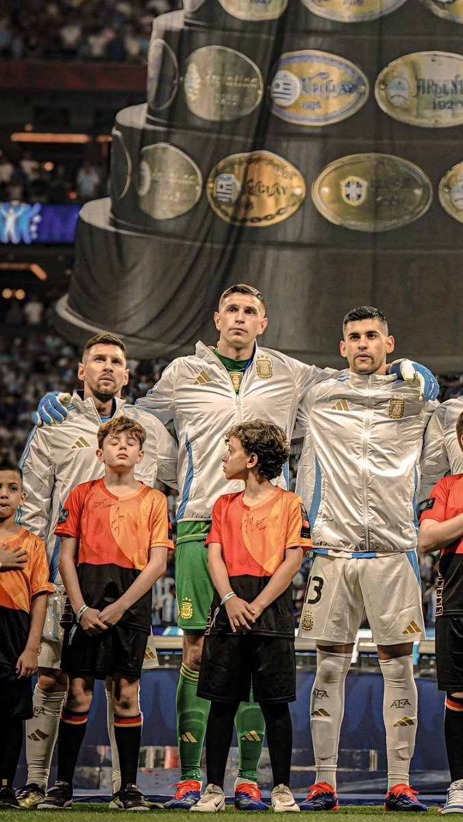 Tenemos al mejor jugador del mundo, al mejor arquero del mundo y al mejor central del mundo. Escándalo.