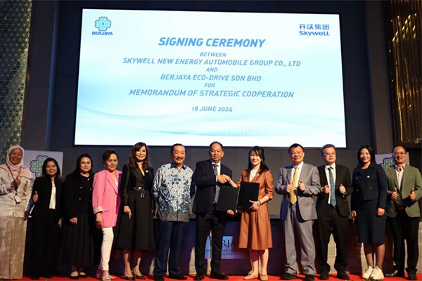 china_truck's tweet image. #Skywell Partners Berjaya to Promote NEVs in #Malaysia
On June 18, Skywell Group and Berjaya Corporation Bhd (BCorp)signed a strategic cooperation framework agreement to improve life experience, promote green energy solutions, and develop a new energy vehicle ecosystem.