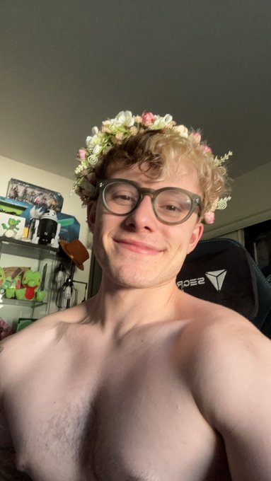 Flower crowns are amazing https://t.co/QY8GW8UFCv