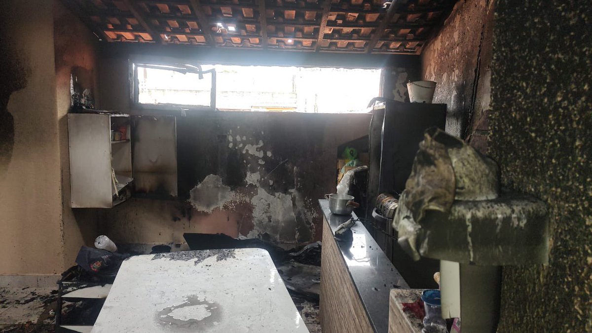 Gente a casa dos meus pais pegou fogo então to vendendo minha XP Prata São Paulo, se souberem de alguém que queira comprar tô vendendo pelo mesmo valor que paguei.
Não é golpe, e não queria ter que vender mas não tenho muitas opções.
