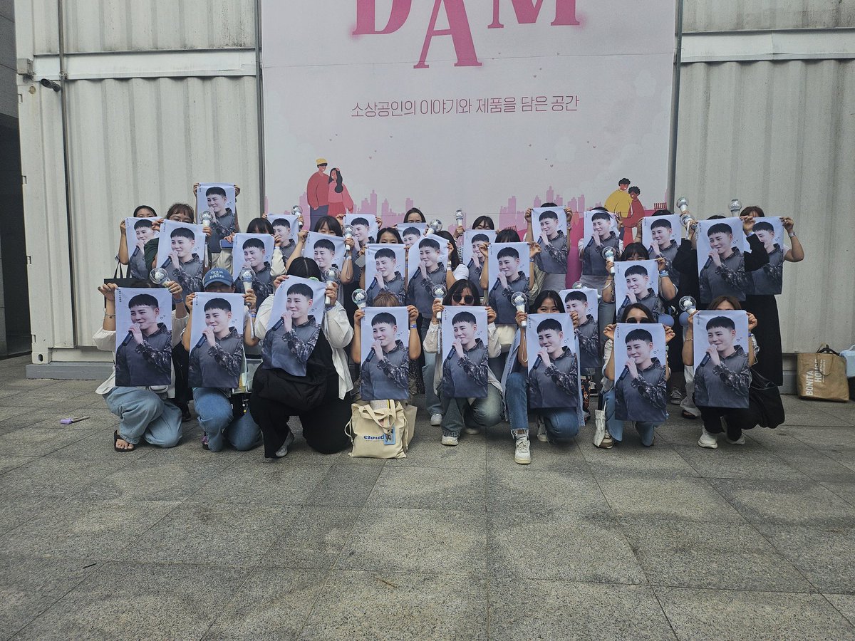 📸 2024 하성운 팬미팅 단체사진📸

정신차리고나니 수요일...
단체사진을 보내드립니다💜

하성운 콘서트에서 다시만나요😉

마지막 사진은... 하성운과 40인의 구닌셍🤣

참여해주신 모든분들께 감사드립니다🫡😉💜