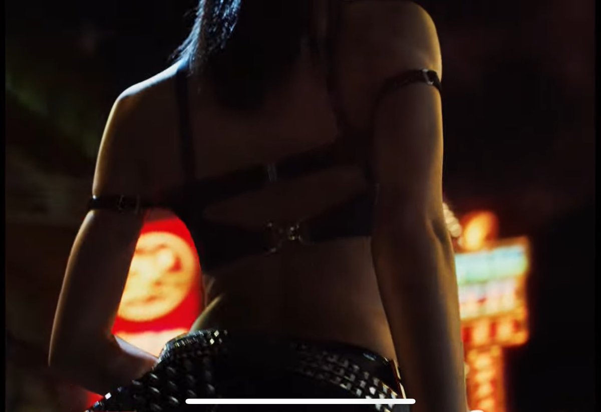 BLACKPINKChile's tweet photo. ¡LOS OUTFITS! 🔥 #LISA nos muestra su lado más sensual en el adelanto del video musical de "ROCKSTAR". 

ROCKSTAR MV TEASER
#LISAxROCKSTAR https://t.co/Wb4dvXSMQu