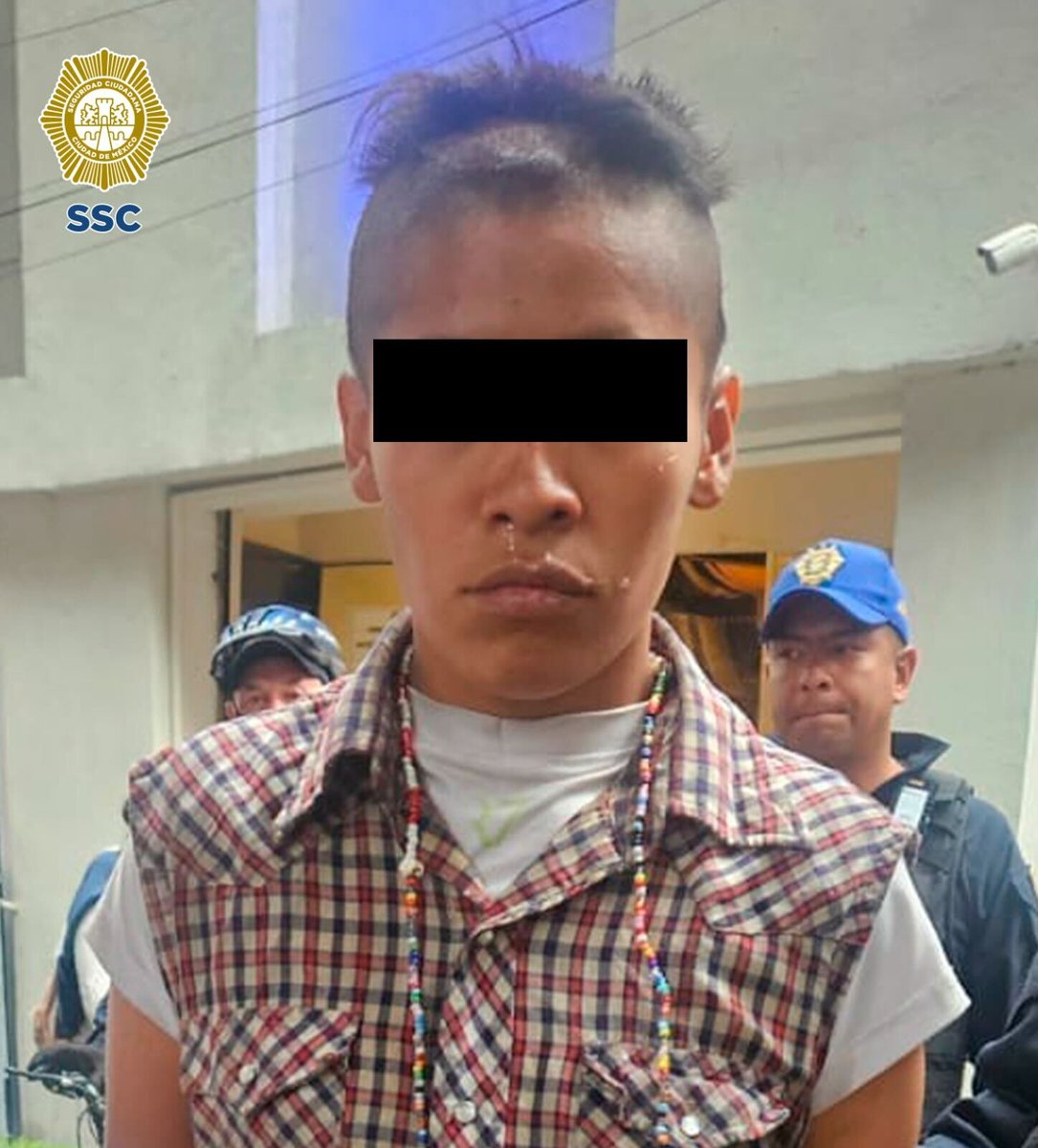 #CDMX | Atacan a mujer a unos pasos de los accesos al Metrobús, en la Glorieta de los Insurgentes.

La víctima fue apuñalada por la espalda.

Las autoridades detuvieron a una persona como la presunta agresora. 

aztecanoticias.info/sitioFIA