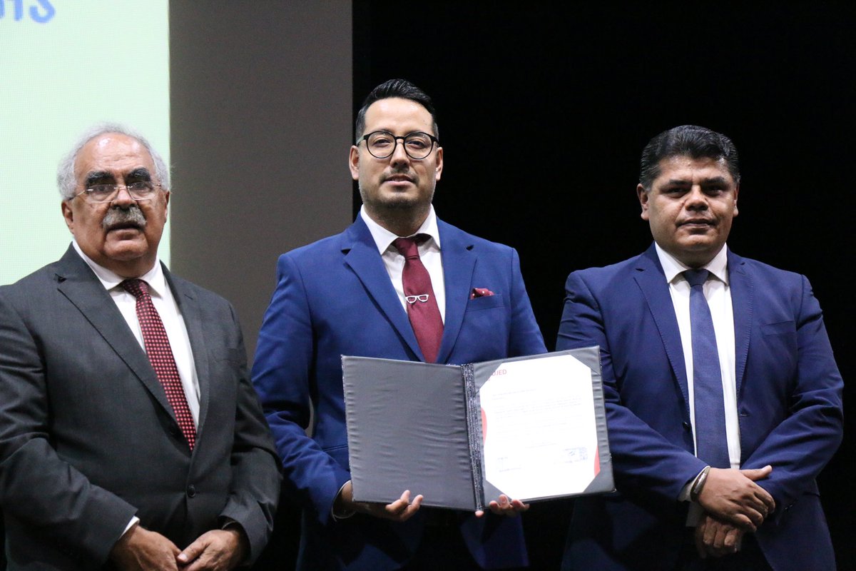 El mtro. Juan Antonio De La Torre toma protesta como nuevo director de la Facultad de Lenguas. Nota completa facultaddelenguas.ujed.mx/noticias/2024/… #SomosUJED