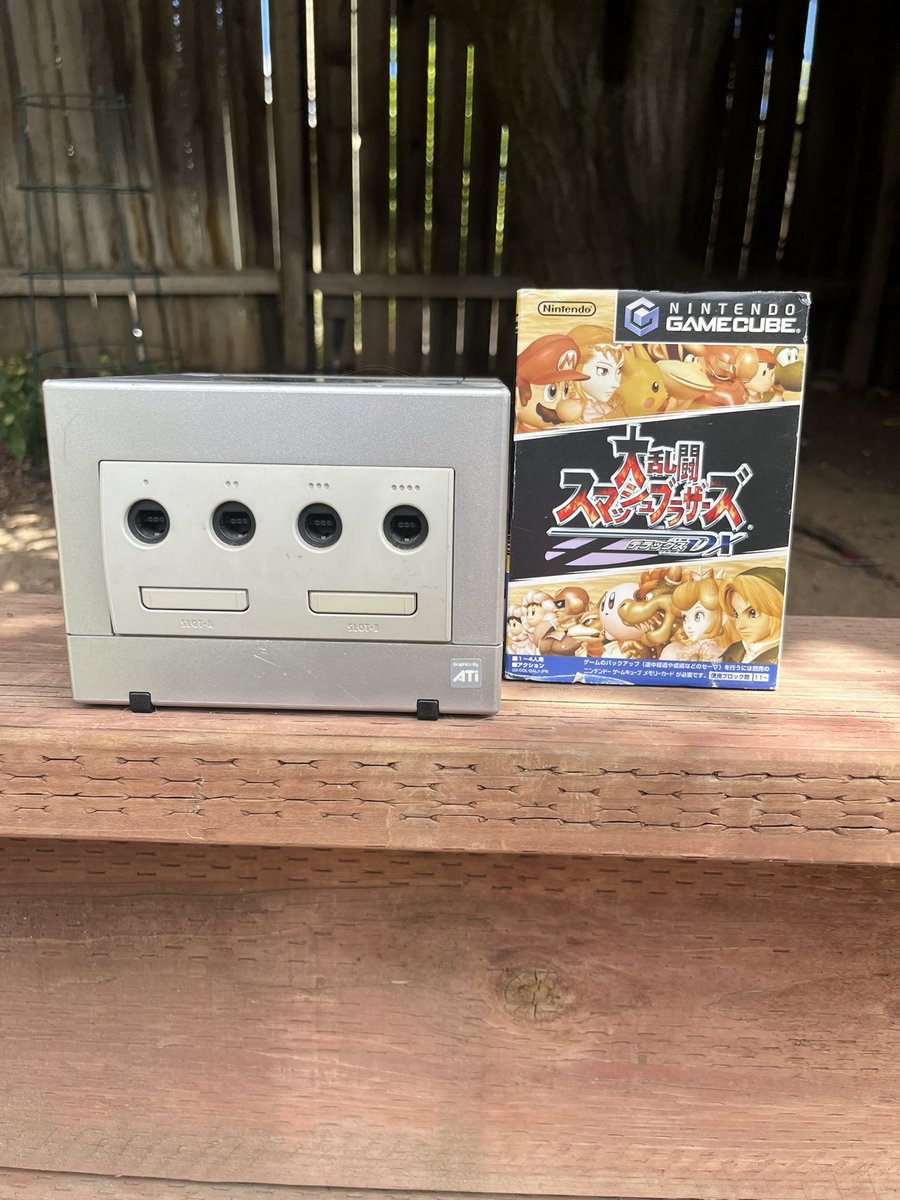 CfanCustoms's tweet image. 🚨GIVEAWAY 🚨
This Japanese GameCube and Copy of melee could be yours!

To enter:
Follow @CfanCustoms 
Like 👍
and Retweet ♻️

For a bonus entry, tag a friend in the comments! 

*ends 1 week from now*