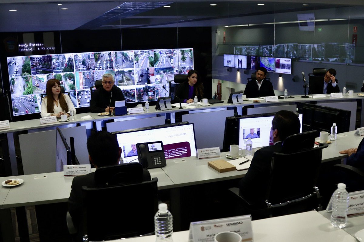 Mtro_CCastaneda's tweet photo. Hoy en el @C5Edomex tuve la segunda reunión con el sector empresarial, para escuchar todas las voces y trabajar en estrategias para combatir los delitos que afectan al gremio.

Agradezco a @LauraGlezEDOMEX, titular de la @SedecoEdomex por coordinar esfuerzos.

#ElPoderDeServir https://t.co/te12gOh7lJ