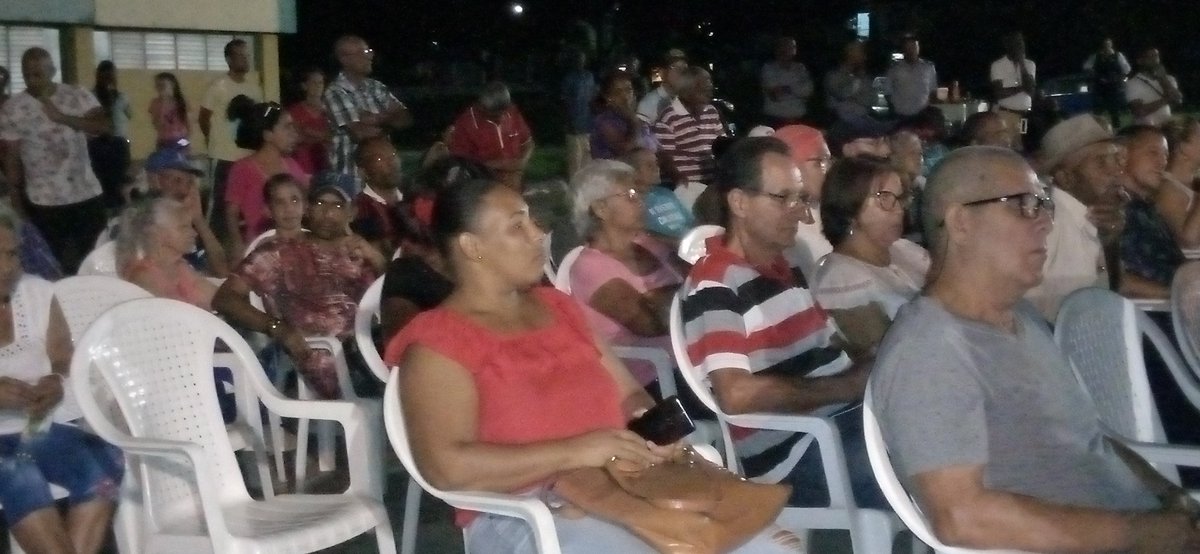 Otro diálogo abierto, franco, propositivo sostienen las principales autoridades del <a href="/PartidoPCC/">Partido Comunista de Cuba</a> y el Gobierno en #Guantánamo con la población. Esta vez el escenario es uno de los edificios de 18 plantas en la ciudad.
#JuntosPodemosMás