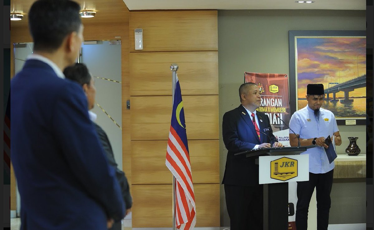 EzryIr's tweet photo. 26 Jun 2024| Semalam telah berlangsungnya ucapan YBhg. Dato’ Ir. Roslan Ismail , KPKR  baru &amp; bacaan doa’ selamat.
&amp; 
Turut mendoa’kan kpd seluruh warga JKR Malaysia agar terus melakar kecemerlangan

#togetherWeDeliver https://t.co/YWZVrJKcZG