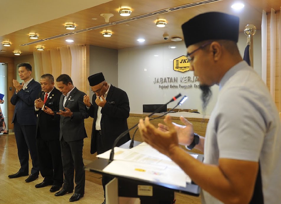 EzryIr's tweet photo. 26 Jun 2024| Semalam telah berlangsungnya ucapan YBhg. Dato’ Ir. Roslan Ismail , KPKR  baru &amp; bacaan doa’ selamat.
&amp; 
Turut mendoa’kan kpd seluruh warga JKR Malaysia agar terus melakar kecemerlangan

#togetherWeDeliver https://t.co/YWZVrJKcZG