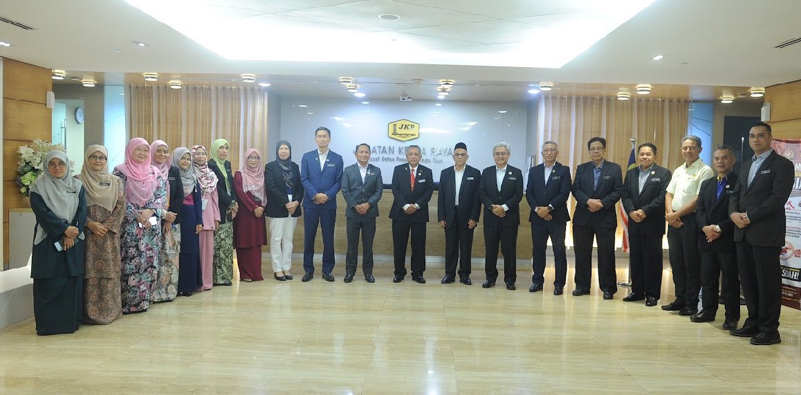 EzryIr's tweet photo. 26 Jun 2024| Semalam telah berlangsungnya ucapan YBhg. Dato’ Ir. Roslan Ismail , KPKR  baru &amp; bacaan doa’ selamat.
&amp; 
Turut mendoa’kan kpd seluruh warga JKR Malaysia agar terus melakar kecemerlangan

#togetherWeDeliver https://t.co/YWZVrJKcZG