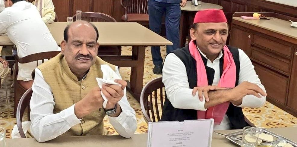 rajeshsinghch11's tweet image. श्री अखिलेश भईया जी संसद भवन की कैंटीन में नाश्ता कर रहे थे,उनके सामने उस टेबल पर अकेली प्लेट उनके सामने लगी हुई है।
उसी समय बगल में आकर ओम बिरला बैठ गए और फोटो खिंचाकर कर मीडिया में डाल दिया।
क्या दिन आ गये हैं भाजपा के कितने पैंतरेबाजी करती है।
@yadavakhilesh @dimpleyadav