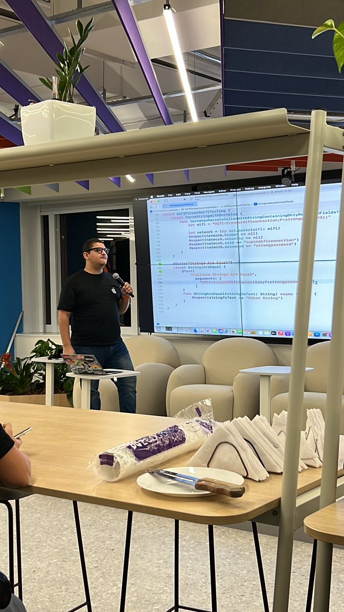Monstro <a href="/lfoliveir4/">Luis Oliveira </a> apresentando sobre Swift Testing aqui no <a href="/CocoaHeadsBr/">CocoaHeads BR</a>