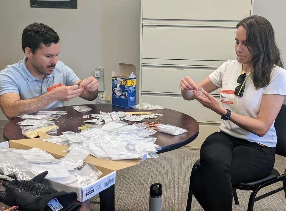 Our volunteers in Boston assembled over 300 harm reduction kits during their volunteer shift, and in the words of Liz at Victory Programs, “that’s gotta be some kind of record!”