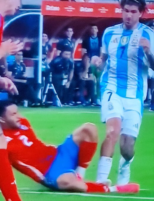 Caplevi1540's tweet photo. Arbitro ctm, esto era para una tarjera roja pero prefirió hacerse el weon, como siempre queriendo cagarse a Chile. #CopaAmérica2024 https://t.co/fpysFvteaQ