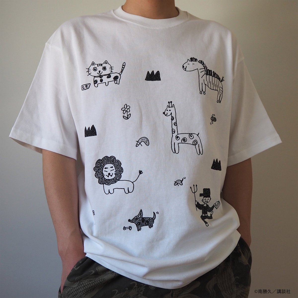 mags_goods's tweet photo. #ファブルMAGs で大人気の動物園Tシャツ🦁後ろにはファブルが…？！💥
かわいいだけじゃないトリッキーなデザインは大注目間違いなし👀✨

▼詳しくはこちらから▼
https://t.co/WsSrQVzo1l

#ザファブル https://t.co/K6K6TuVUix