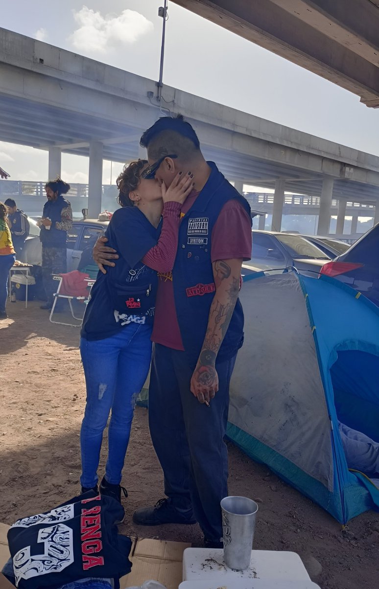 MRCDLRSSN's tweet photo. La etapa de viajar para ir a ver a su banda favorita juntos, recomiendo no saltarsela ♥️ https://t.co/c0PZj1eJIa