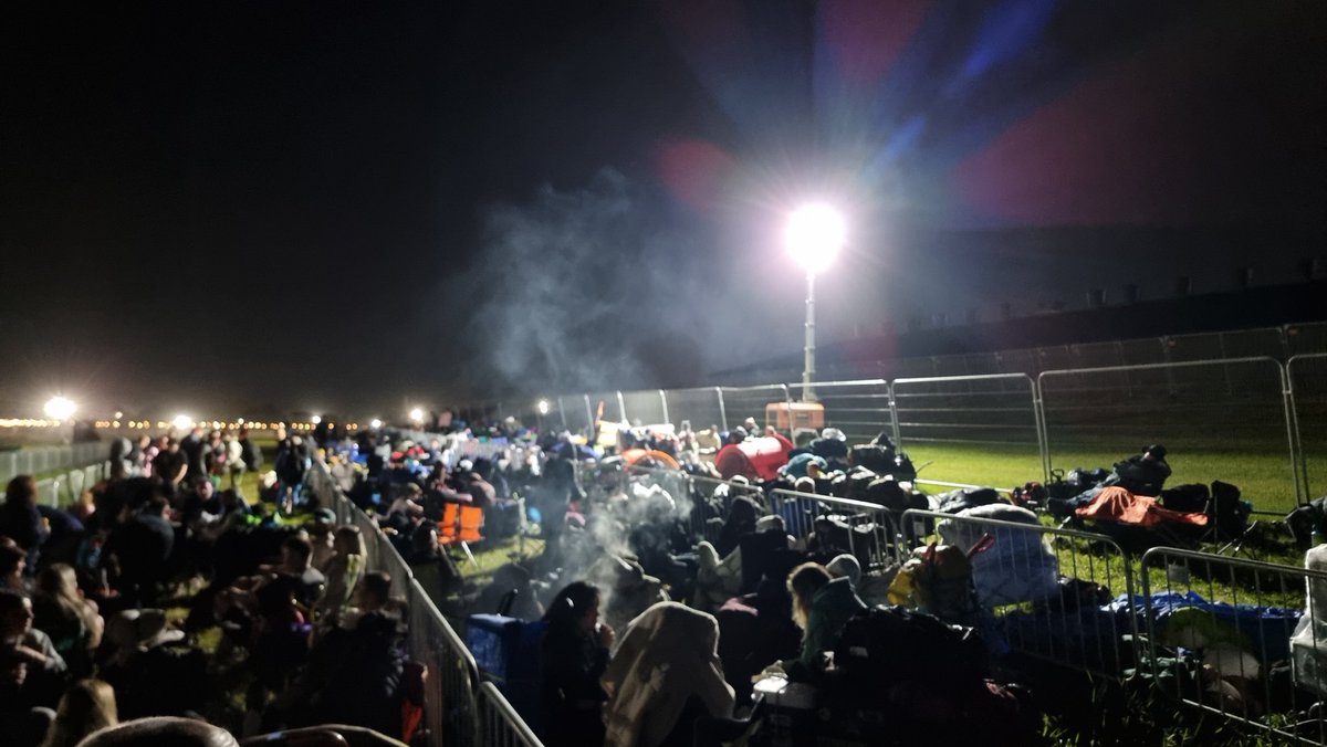Dukeicon's tweet image. Hello Gate A queue.

Only 3 rows full in the zig-zags.

They are parking cars in the Pink car parks, unless you have a reserved parking sticker.

#twisto #glasto